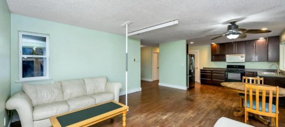 2 bedrooms House in British Columbia, Canada No. 1274 11