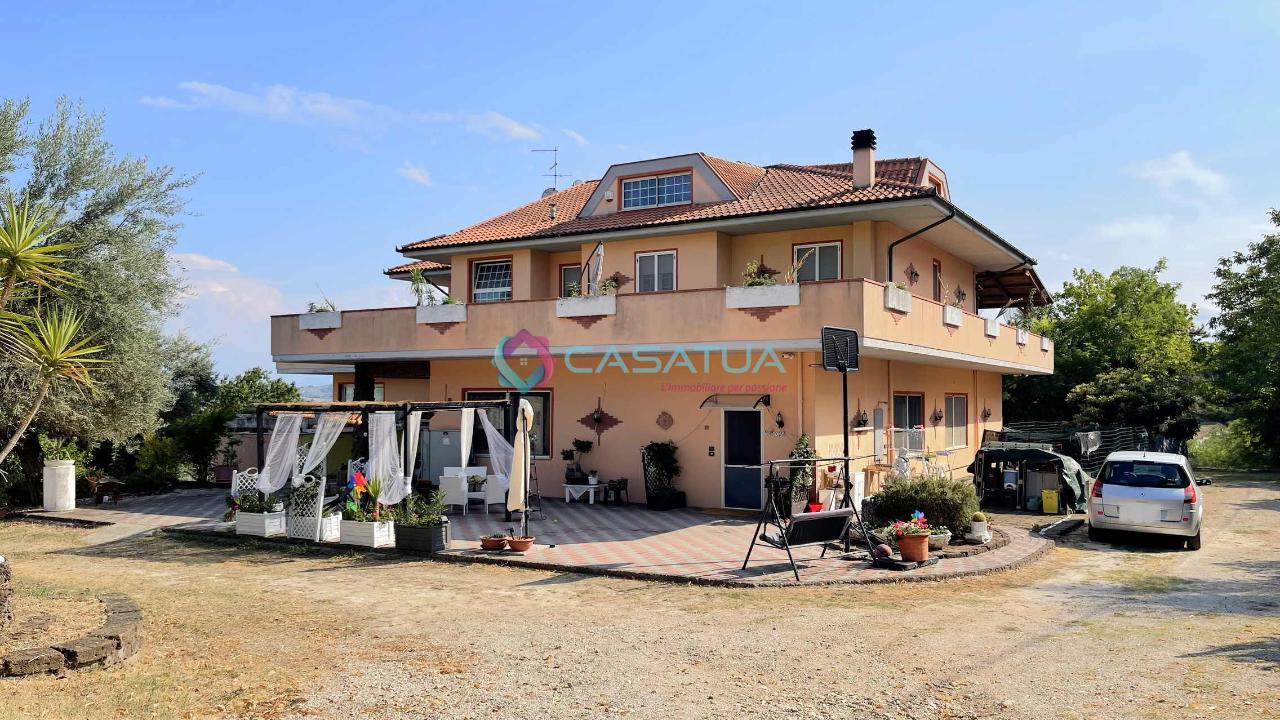 Квартира с 4 комнатами в Читта Сант Анджело, Италия № 41233