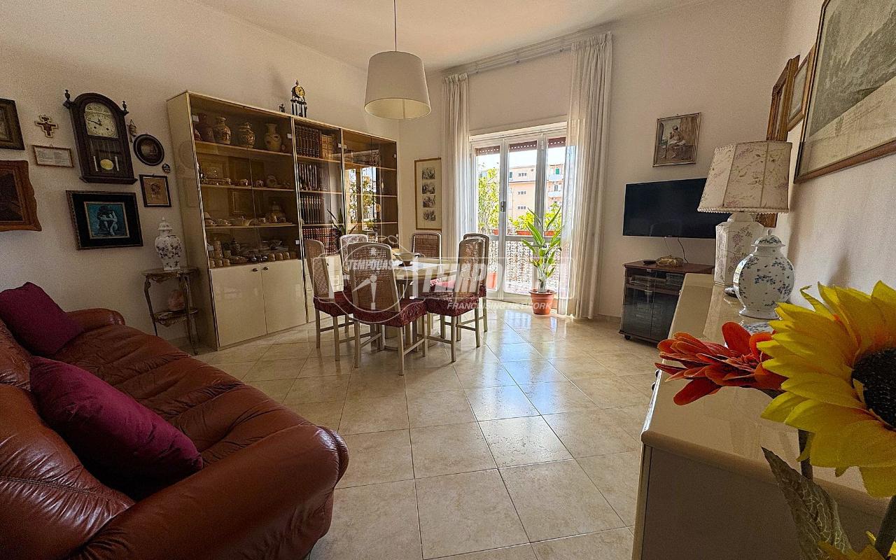 4 rooms Apartment in Naples, Italy No. 25213