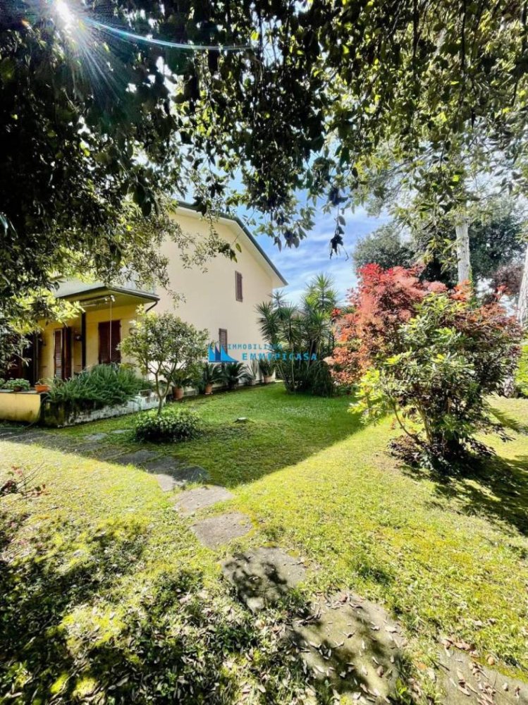 3 bedrooms Apartment in Massa, Italy No. 193016