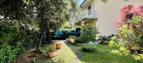 3 bedrooms Apartment in Massa, Italy No. 193016 2
