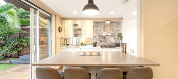 4 bedrooms Commercial property in London, United Kingdom No. 7438 4