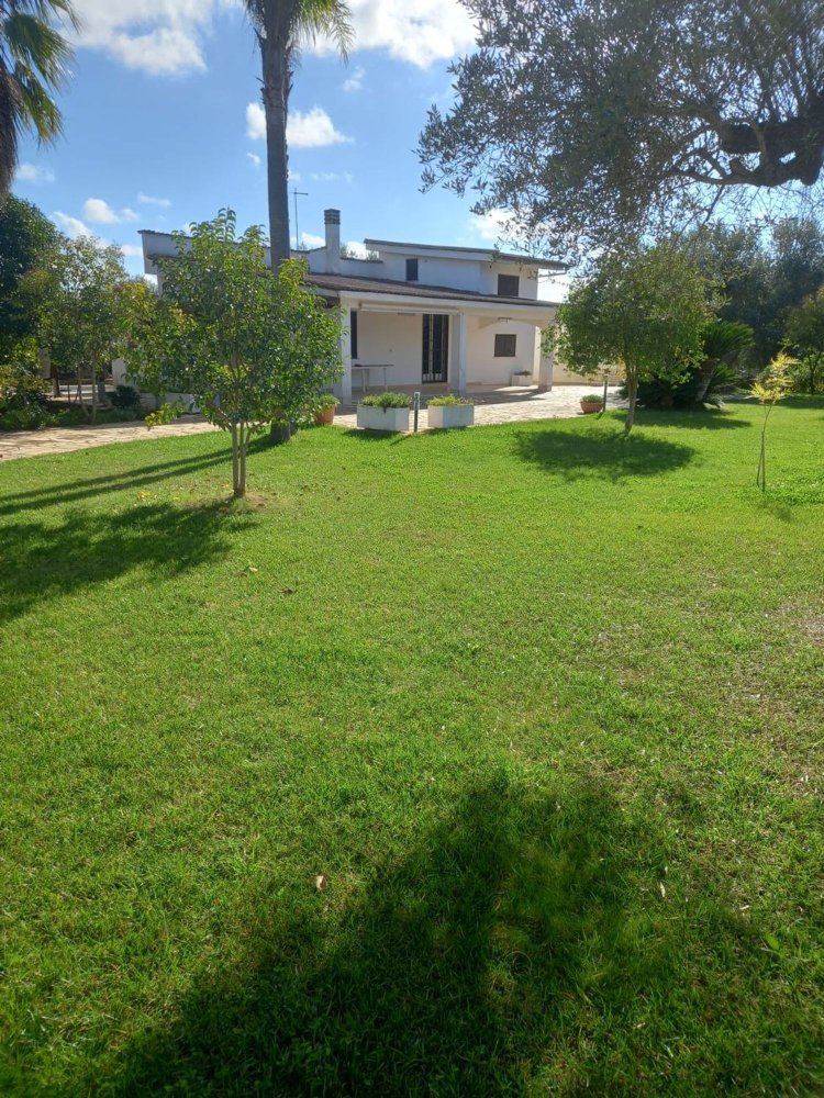 Villa de 6 habitaciónes en San Michele Salentino, Italy No. 251907