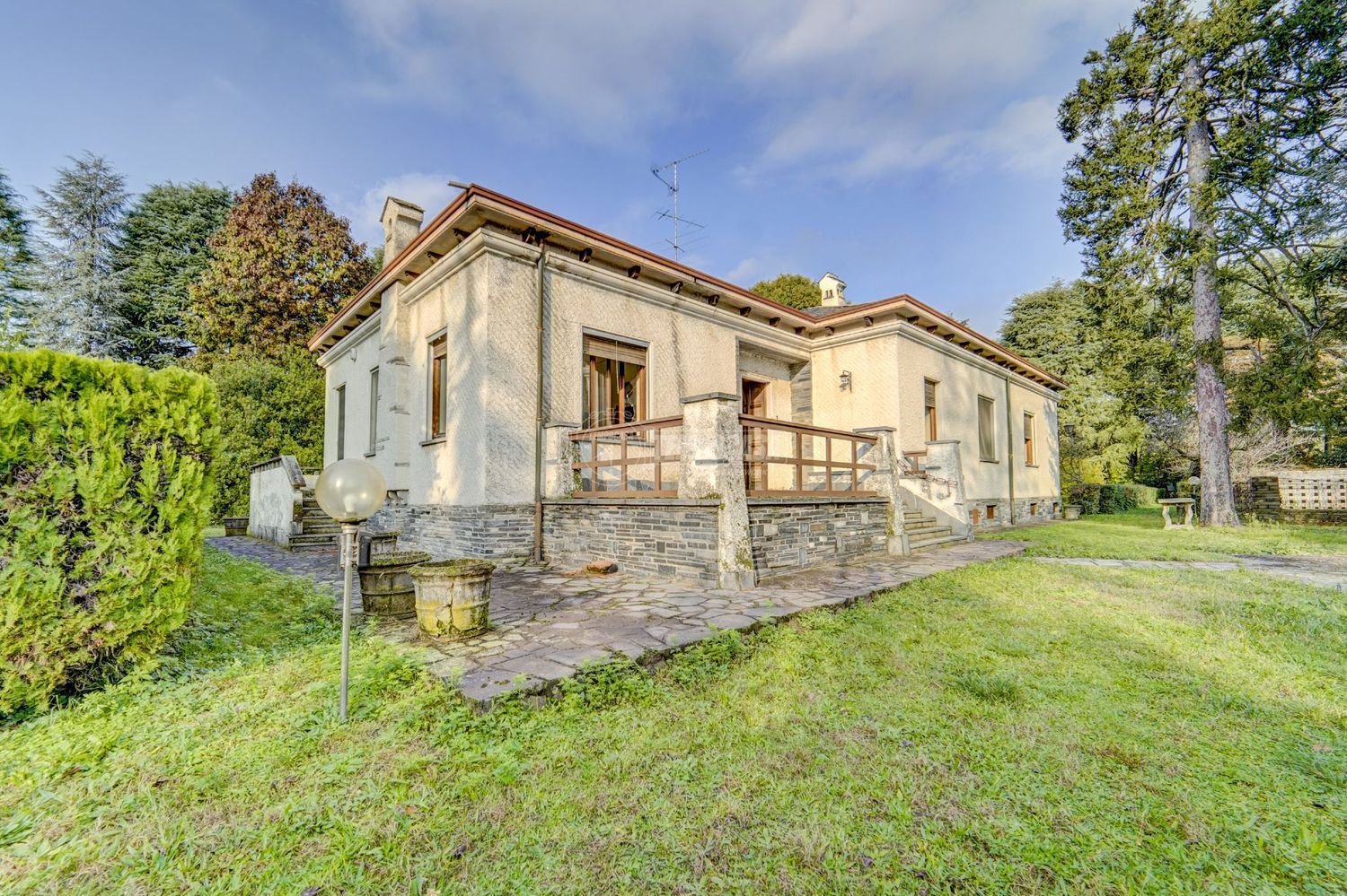 6 rooms Villa in Castano Primo, Italy No. 127507