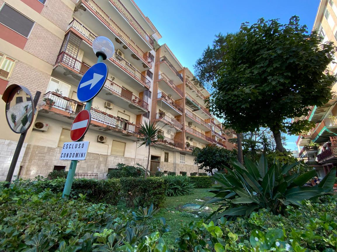 4-salle Appartement à San Giorgio a Cremano, Italy No. 6007