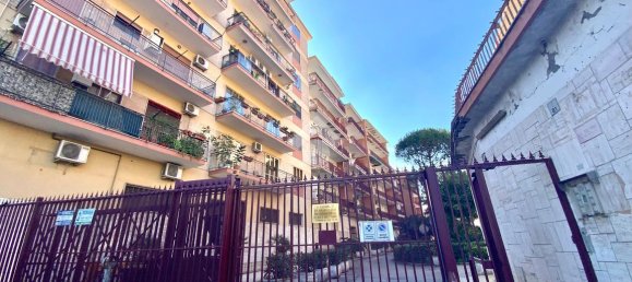 4-salle Appartement à San Giorgio a Cremano, Italy No. 6007 24