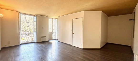 64m² Office in Marseille, France No. 350779 3