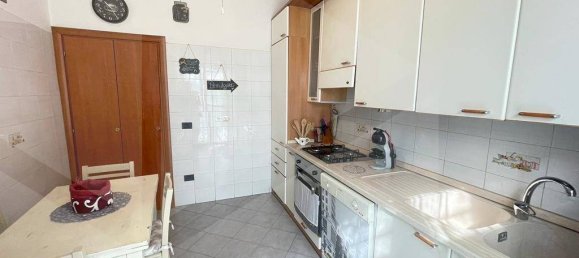 3 rooms Apartment in Rome, Italy No. 34084 12