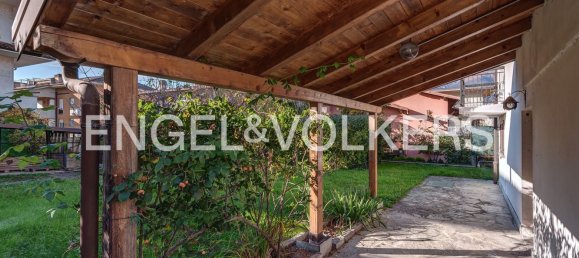 Casa de 7 habitaciónes en Colico, Italy No. 64741 6