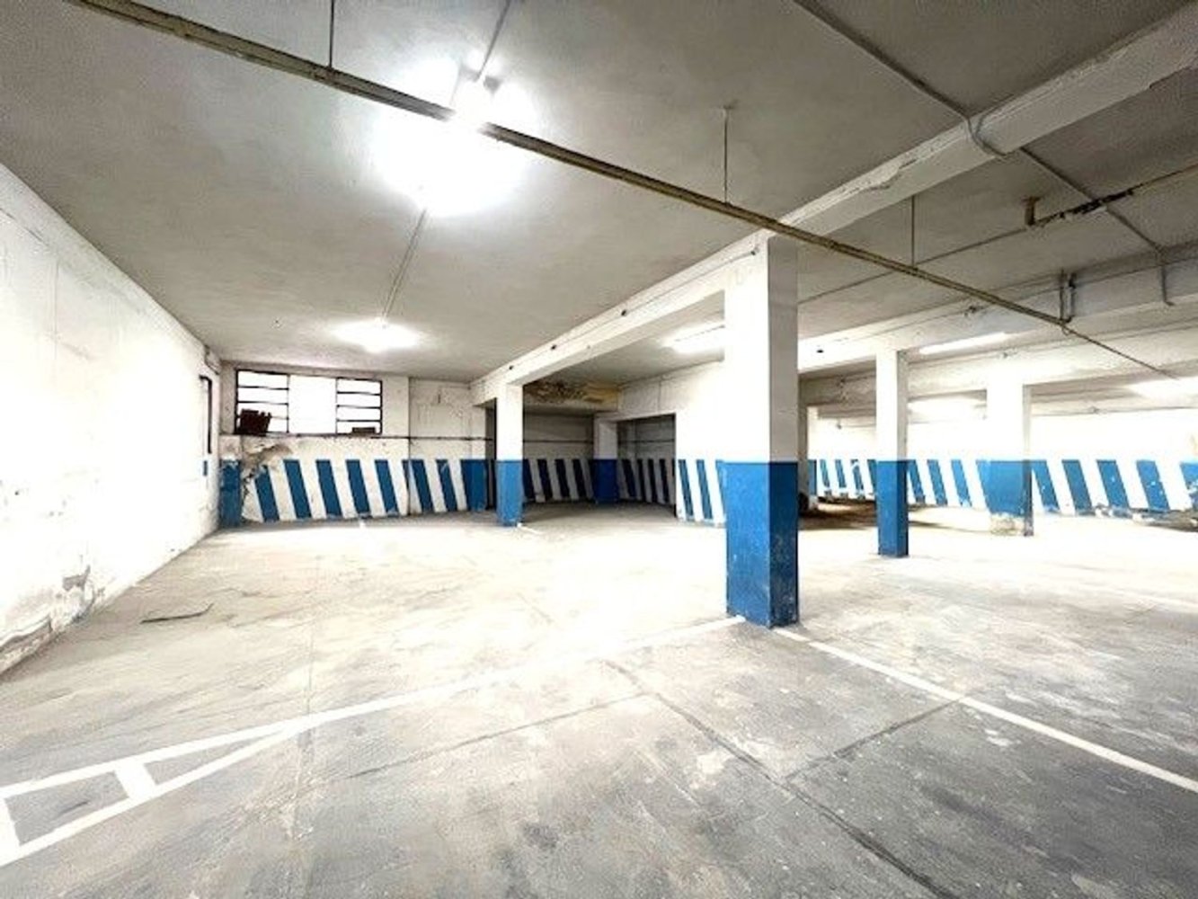 Гараж в Кальяри, Италия № 373055