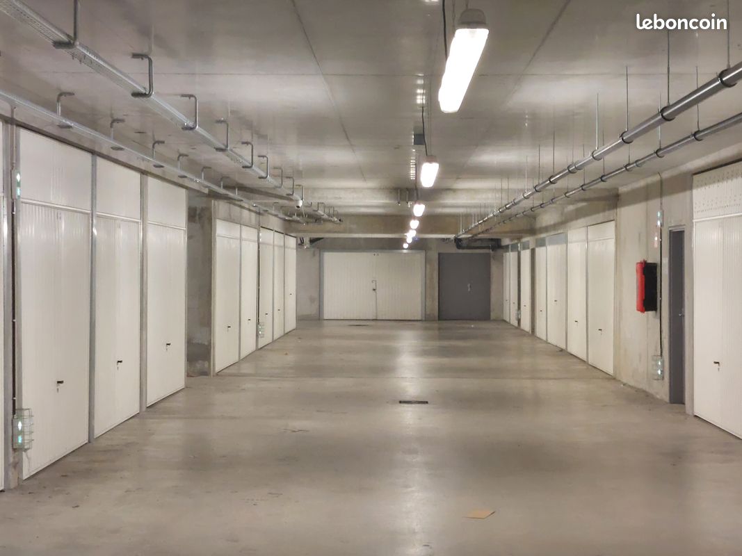  Garage in Rhone, France No. 319069