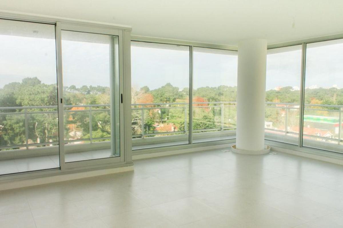 Apartamento de 3 dormitorios en Maldonado, Uruguay No. 6480