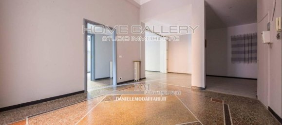 6 rooms Apartment in Genoa, Italy No. 143529 3