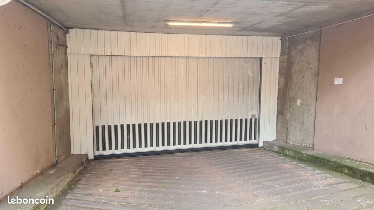  Parking in Boulogne-Billancourt, France No. 325568