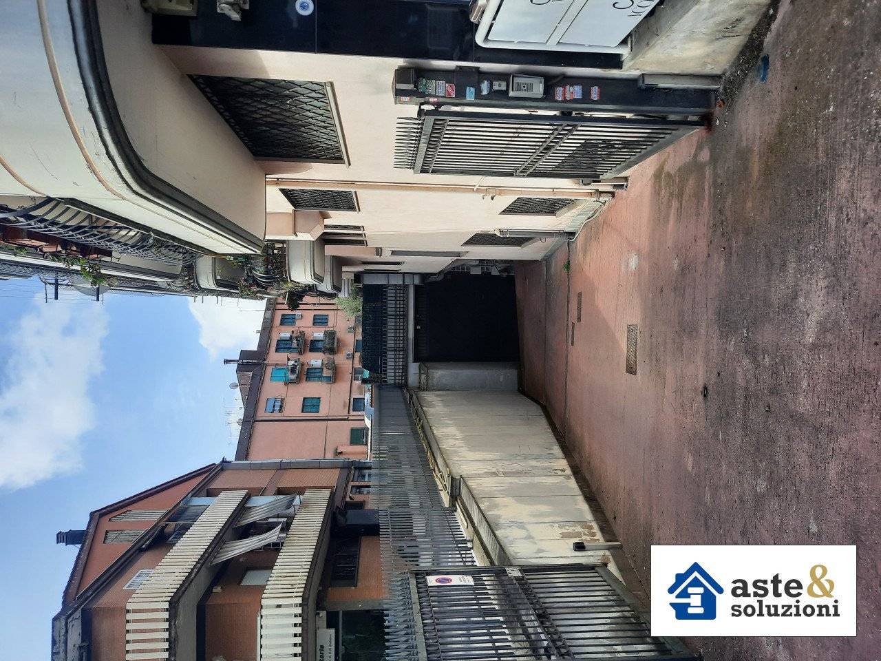 300m² Garage in Rome, Italy No. 386822