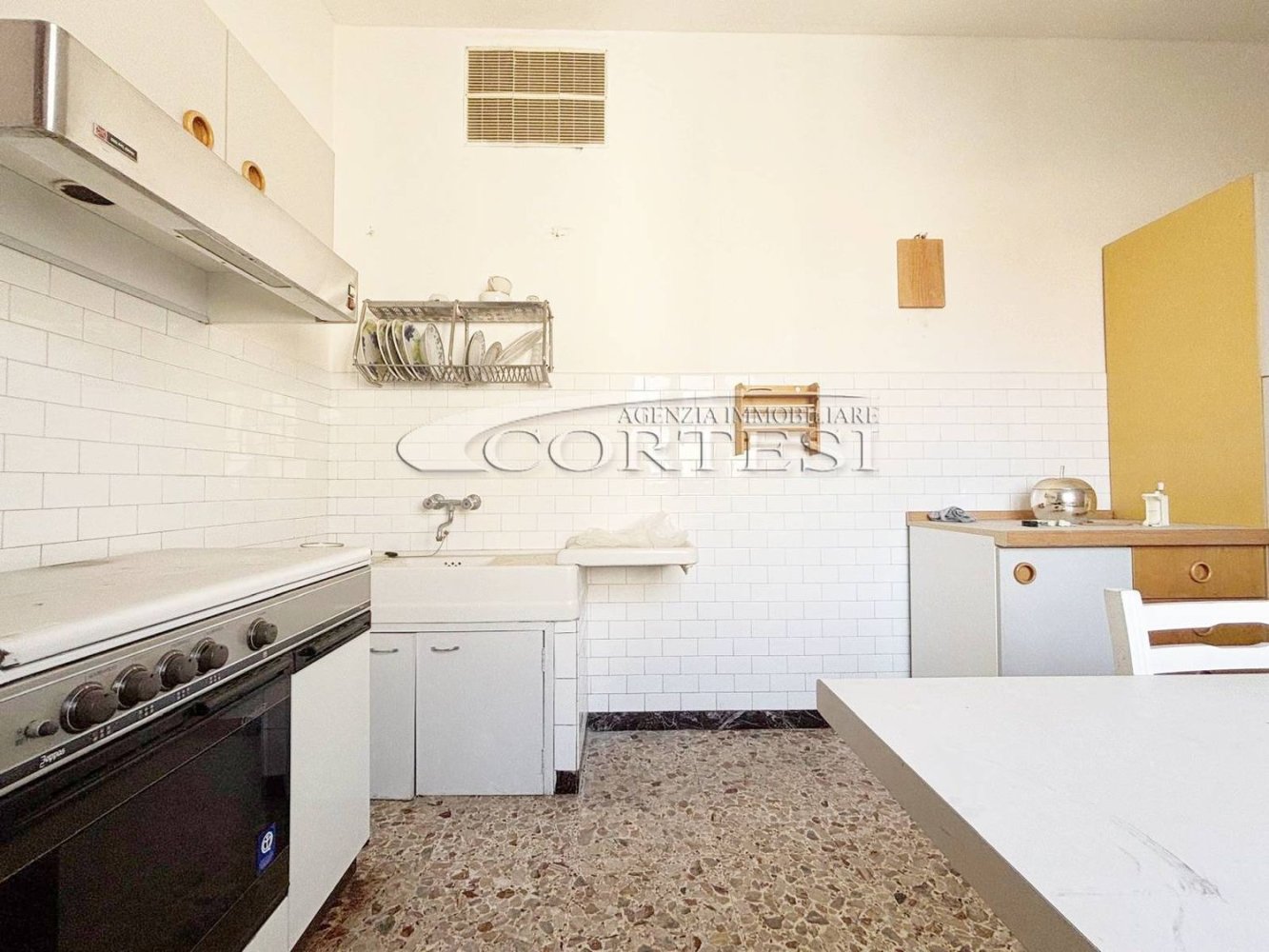 Apartamento de 8 habitaciónes en Mondolfo, Italy No. 174713