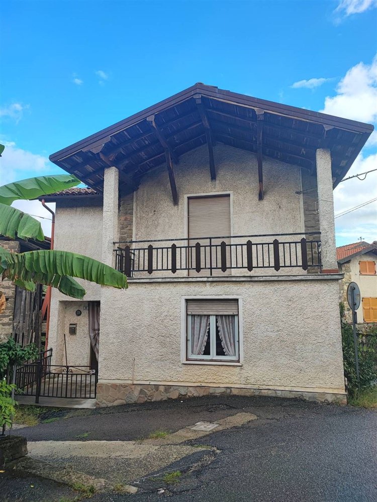 6 rooms House in Grondona, Italy No. 129352