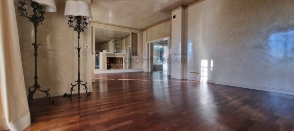 6 bedrooms Villa in Brescia, Italy No. 112207 3