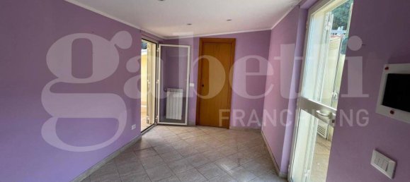 Entrepôt à Gaeta, Italy 29m² No. 328321 2