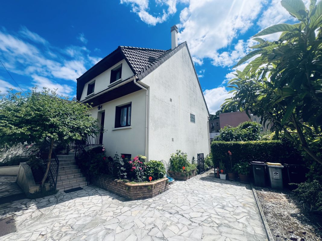 Casa de 4 dormitorios en Bobigny, France No. 178173