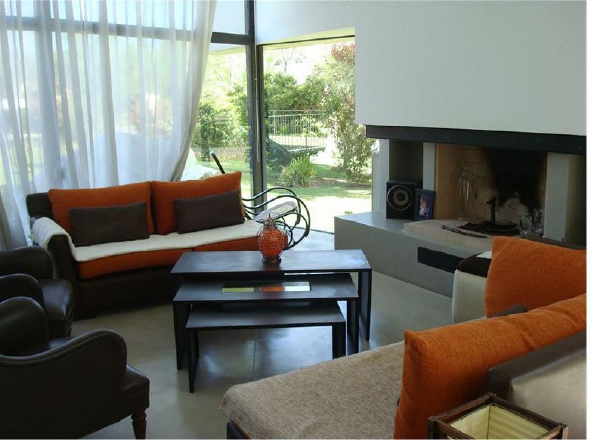 4 bedrooms House in Escobar, Argentina No. 99851