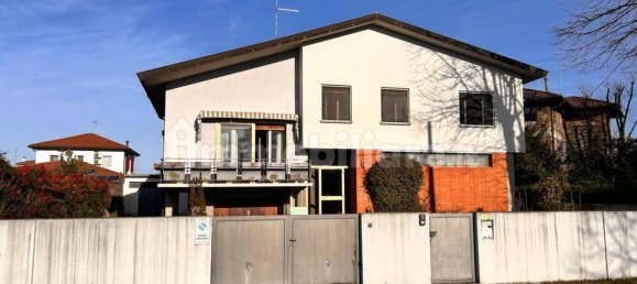 4 bedrooms Villa in Udine, Italy No. 21185 2