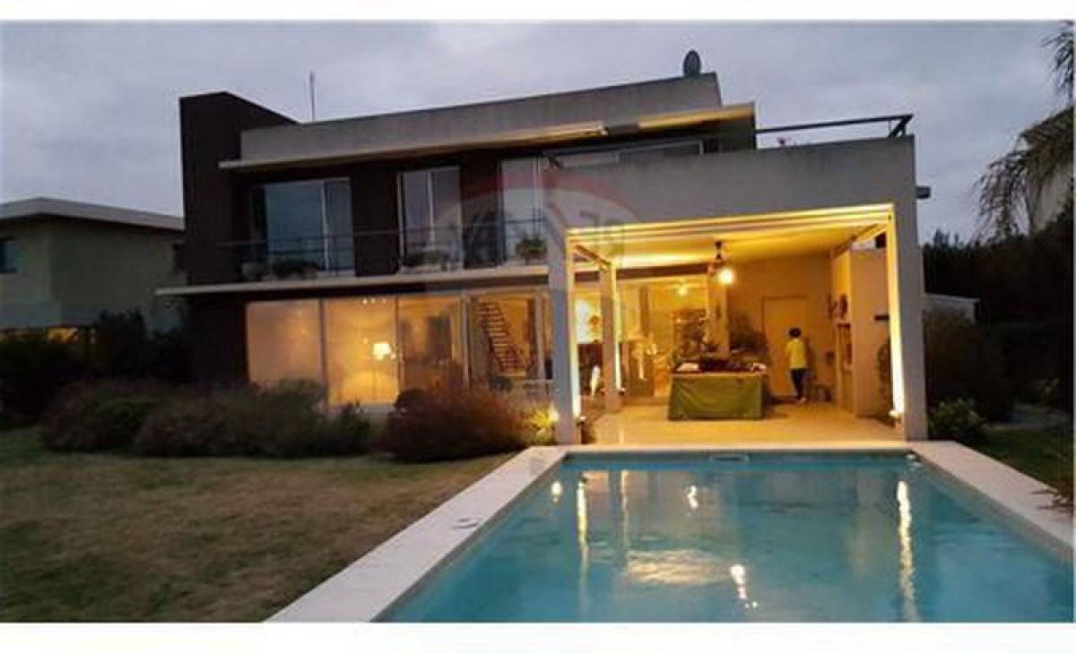 Casa de 4 dormitorios en Escobar, Argentina No. 1918