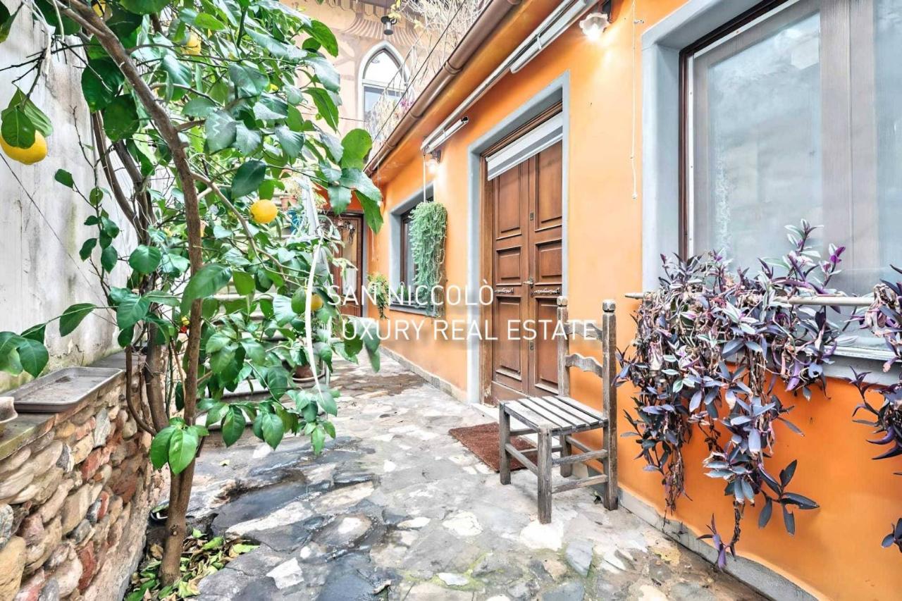 5 rooms Apartment in Florence, Italy No. 86194