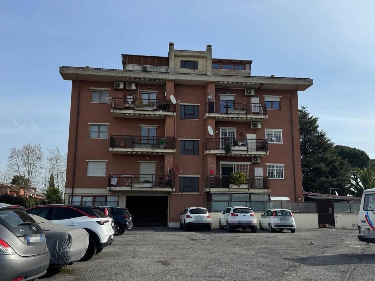 Apartamento de 2 habitaciónes en Ciampino, Italy No. 32755