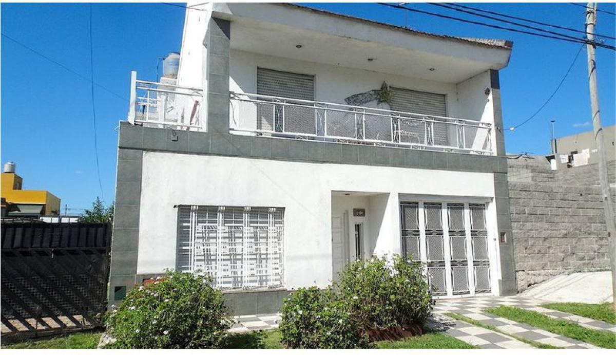 4 bedrooms House in Esteban Echeverria, Argentina No. 16448