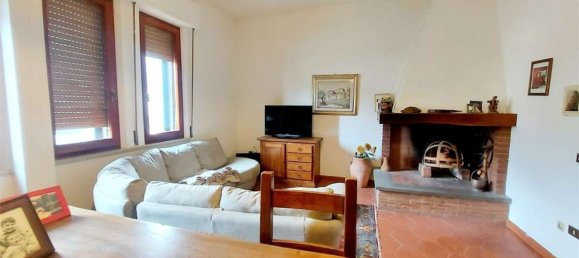 3 rooms Apartment in Prato, Italy No. 48808 2