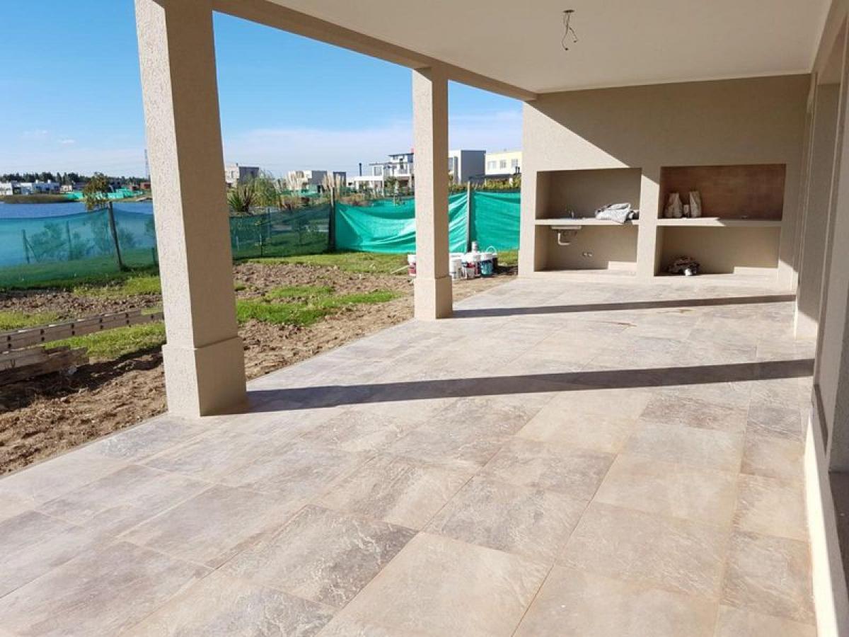 3 bedrooms House in Tigre, Argentina No. 20485