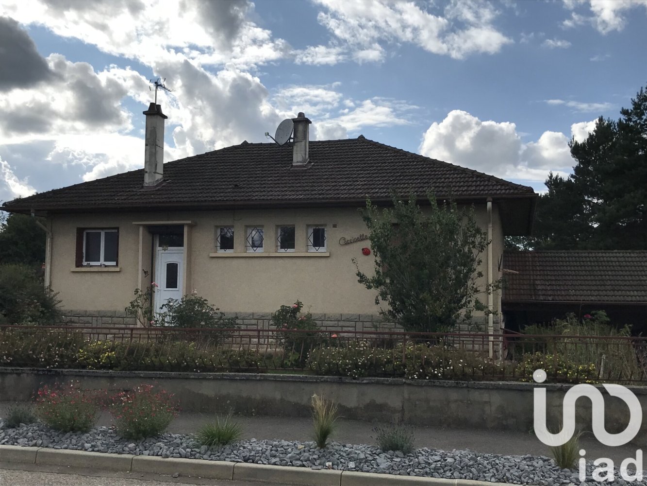 2 bedrooms House in Jura, France No. 301303