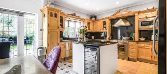 3 bedrooms House in London, United Kingdom No. 6637 39