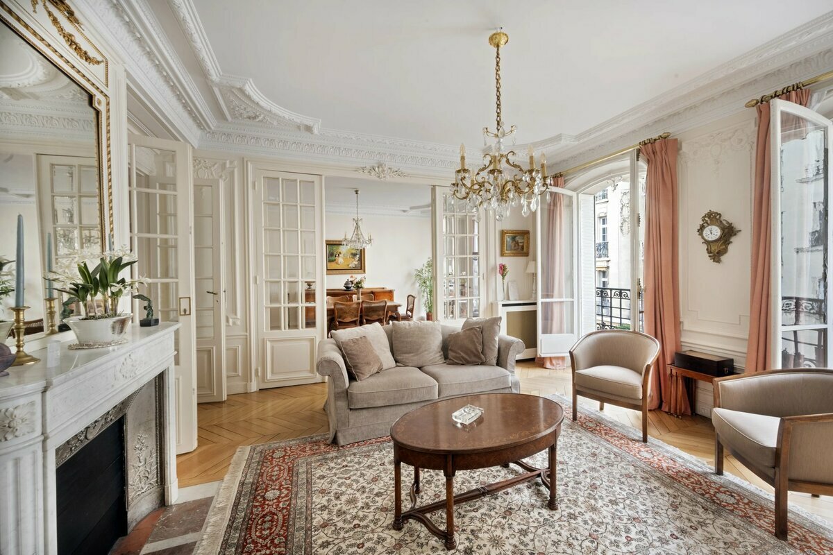 3 bedrooms Apartment in Paris, France No. 135443