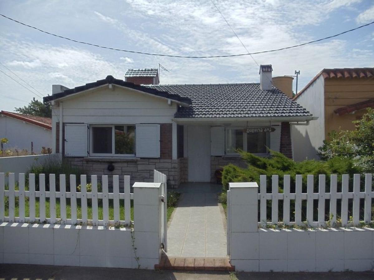 3 bedrooms House in Mar del Plata, Argentina No. 102093
