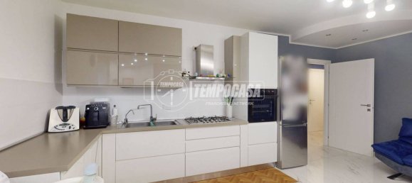 2 bedrooms Apartment in Turin, Italy No. 58926 2