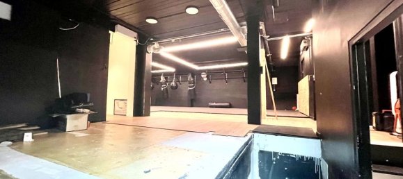 156m² Commercial property in Paris, France No. 180803 7