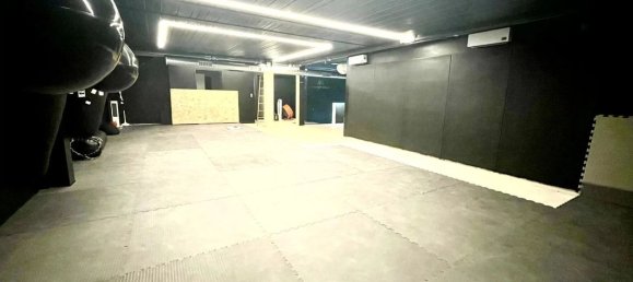 156m² Commercial property in Paris, France No. 180803 2