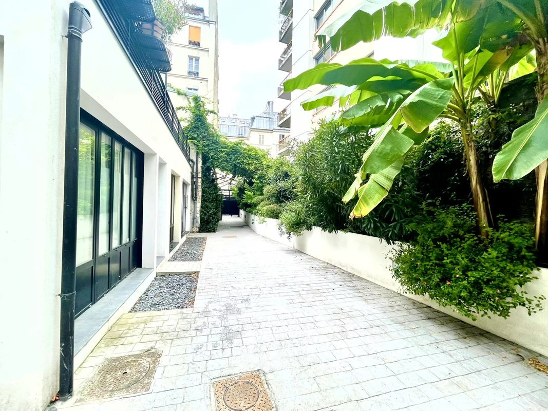 156m² Commercial property in Paris, France No. 180803