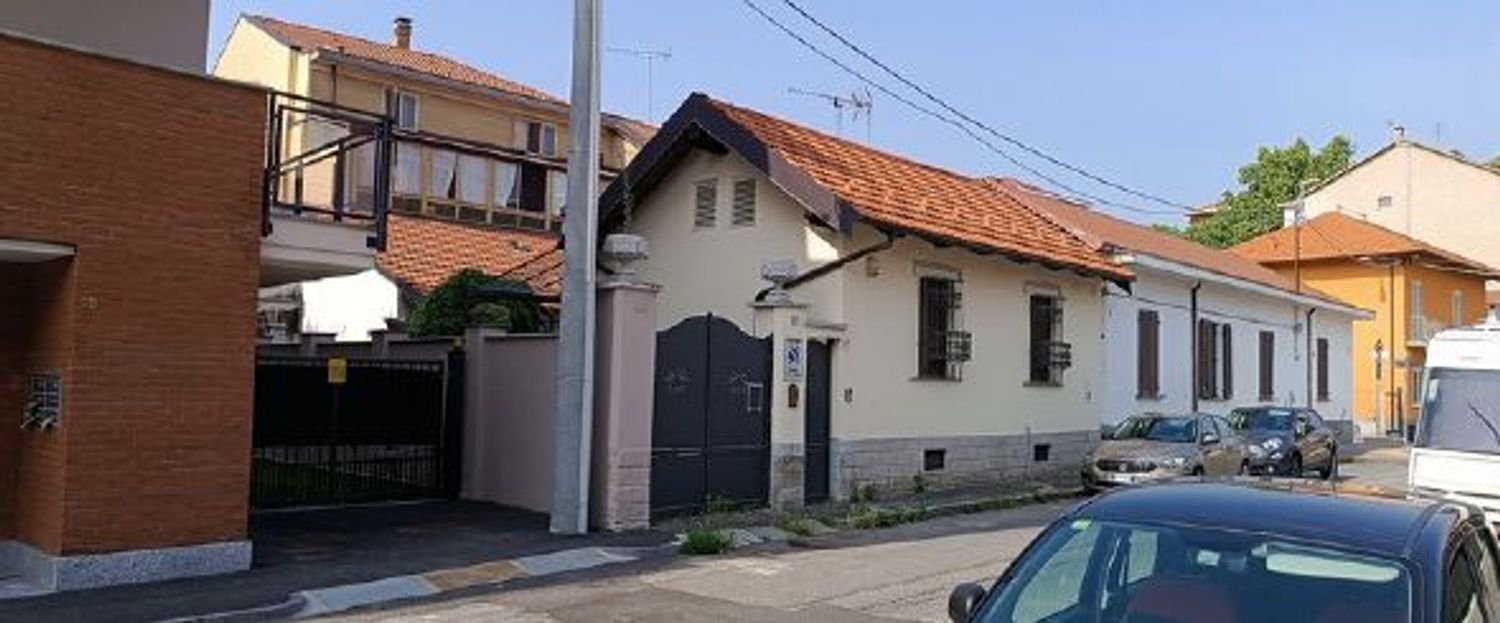 4 rooms House in Collegno, Italy No. 10604