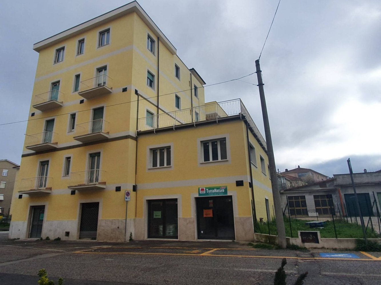 Gewerbliche Immobilie in Rieti, Italy 110m², Nr. 354712
