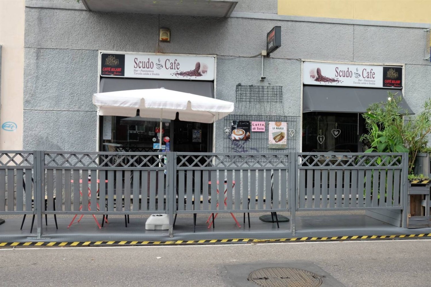 Propiedad comercial de 2 habitaciónes en Milan, Italy No. 239410