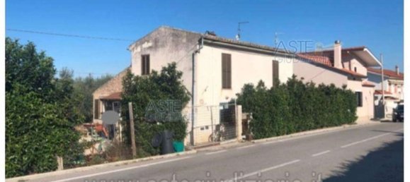 4 bedrooms House in Nocciano, Italy No. 376906 3