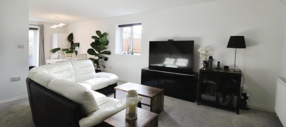 2 bedrooms Commercial property in Camberley, United Kingdom No. 10760 2