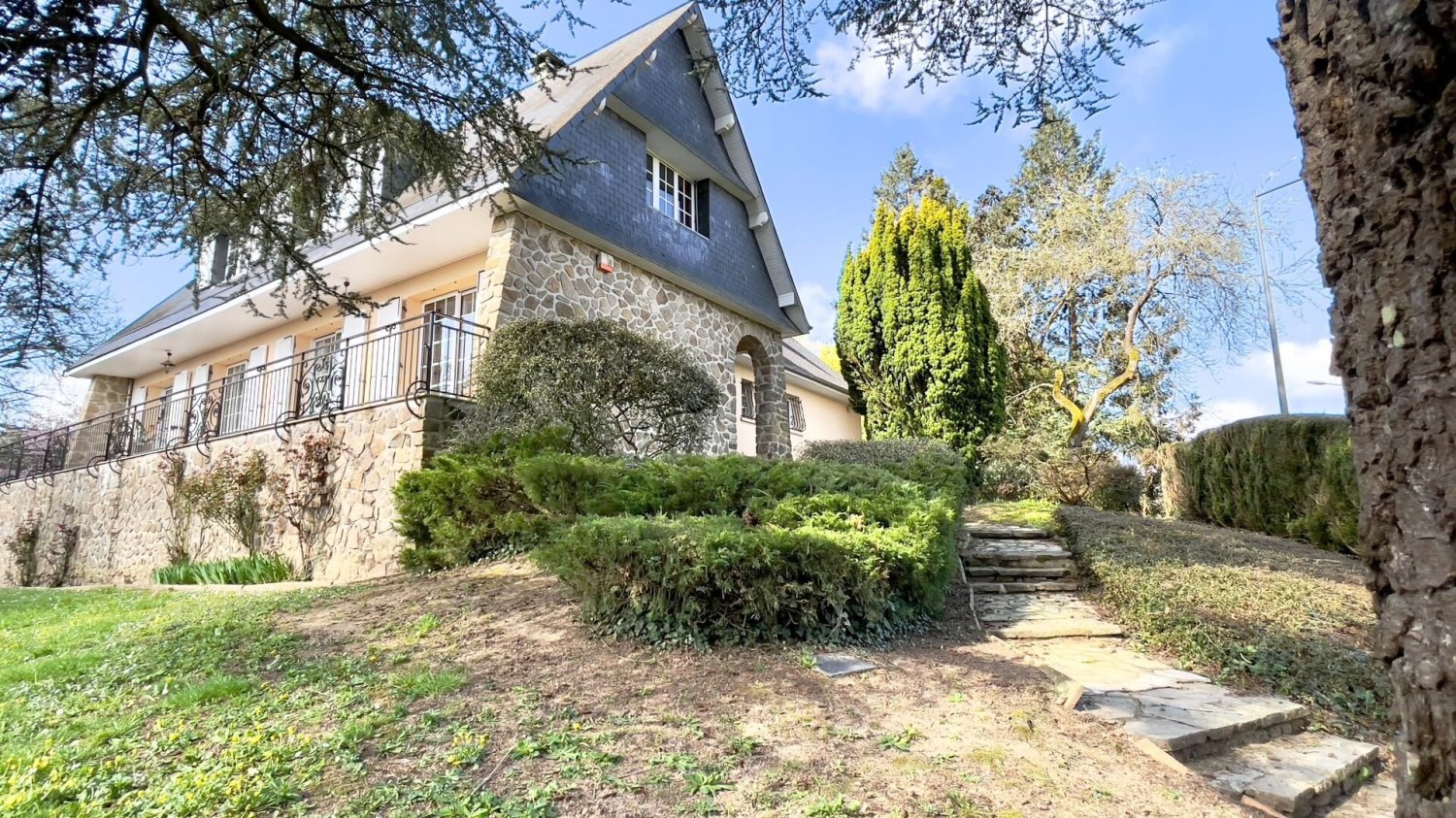 4 bedrooms Castles in Mayenne, France No. 317081