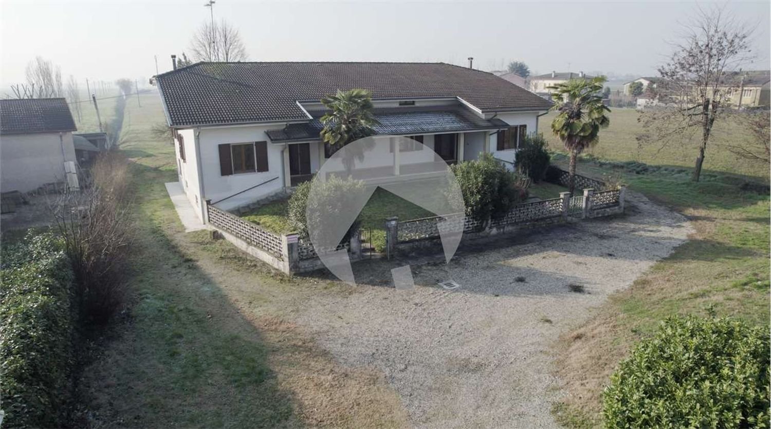 Дом с 9 комнатами в Сан Бенедетто По, Италия № 148812