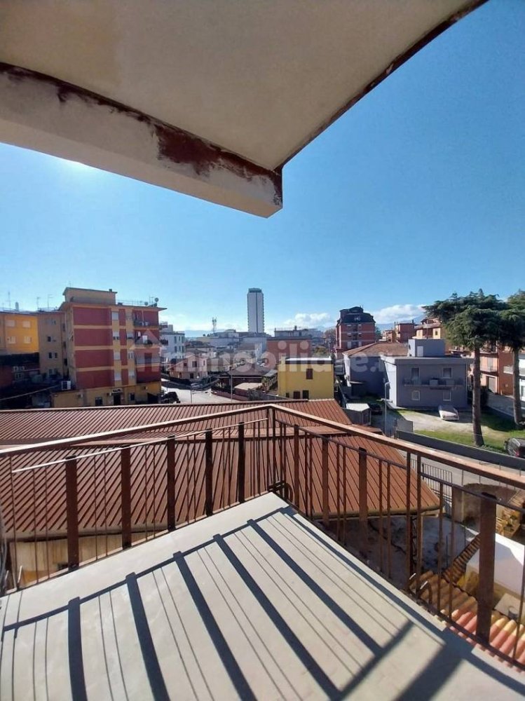 Apartamento de 3 dormitorios en Frosinone, Italy No. 222311