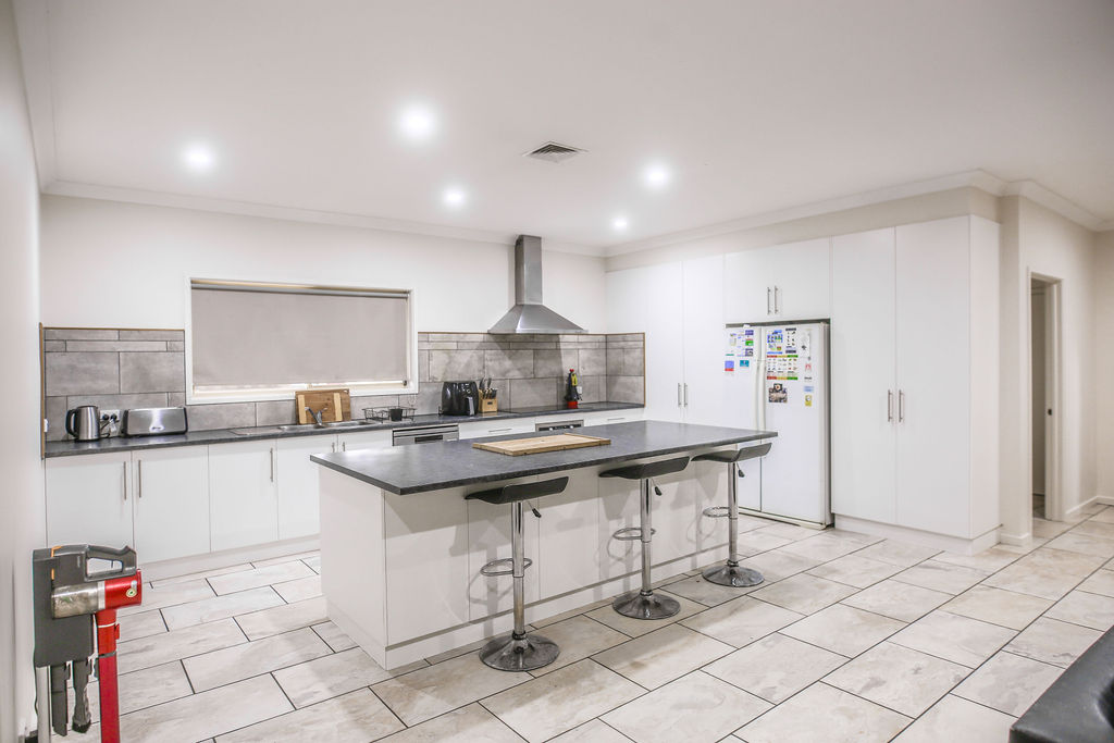 6 bedrooms House in Deniliquin, Australia No. 967