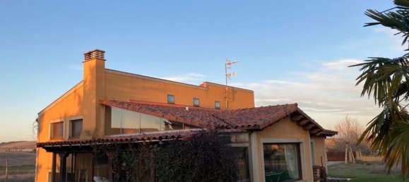 3 bedrooms House in Villaturiel, Spain No. 60994 2